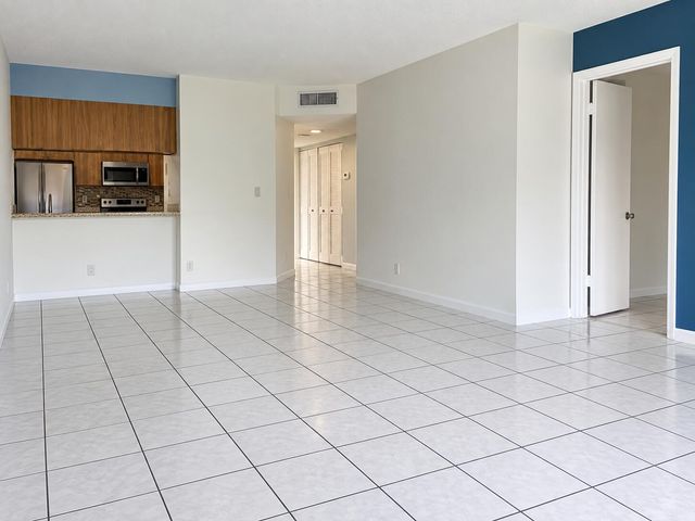 10113 TWIN LAKES Drive 24-E, Coral Springs, FL 33071