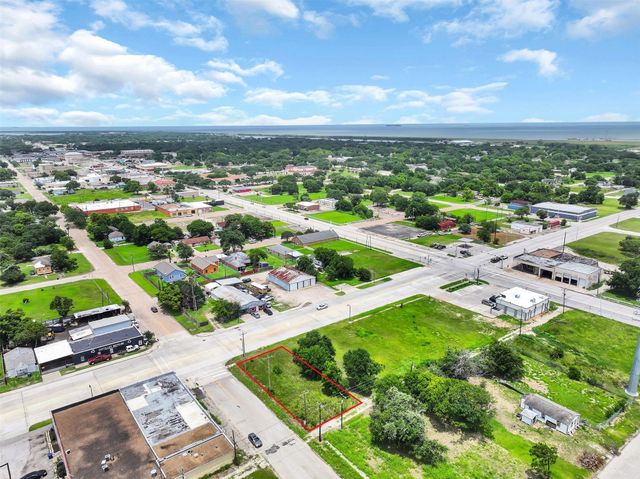 631 Texas Avenue, Texas City, TX 77590