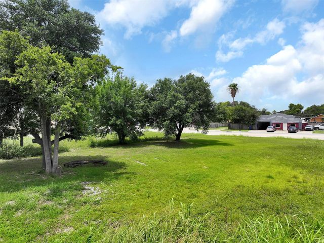 631 Texas Avenue, Texas City, TX 77590