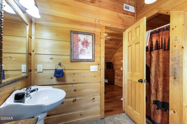 1346 N Baden Drive, Gatlinburg, TN 37738