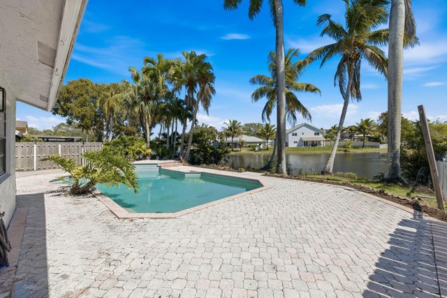 820 Rock Hill Avenue, Davie, FL 33325