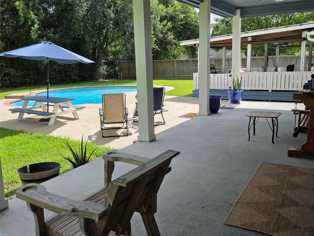 3632 W Meadow Lane, Dickinson, TX 77539
