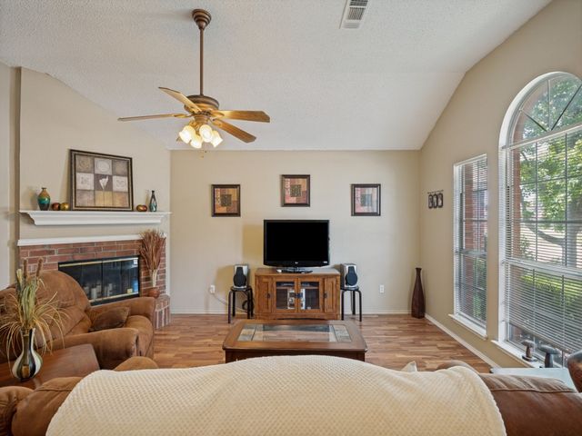 629 Forest Oaks Drive, Grand Prairie, TX 75052