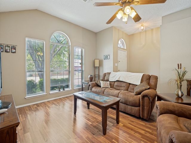 629 Forest Oaks Drive, Grand Prairie, TX 75052