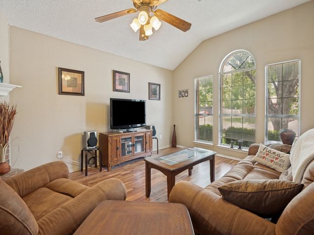 629 Forest Oaks Drive, Grand Prairie, TX 75052