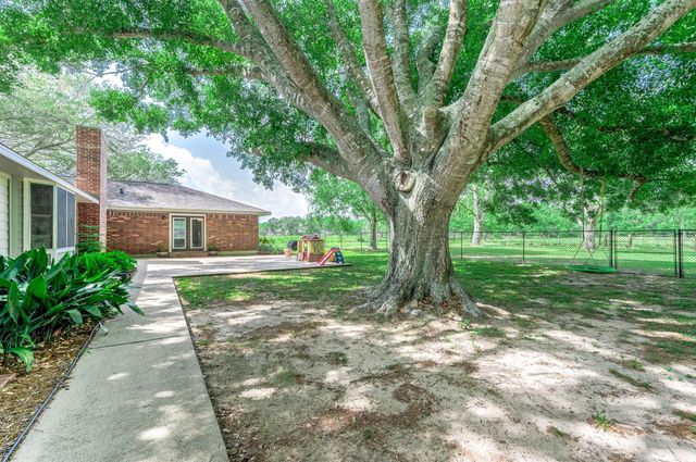 447 County Road 545, Alvin, TX 77511