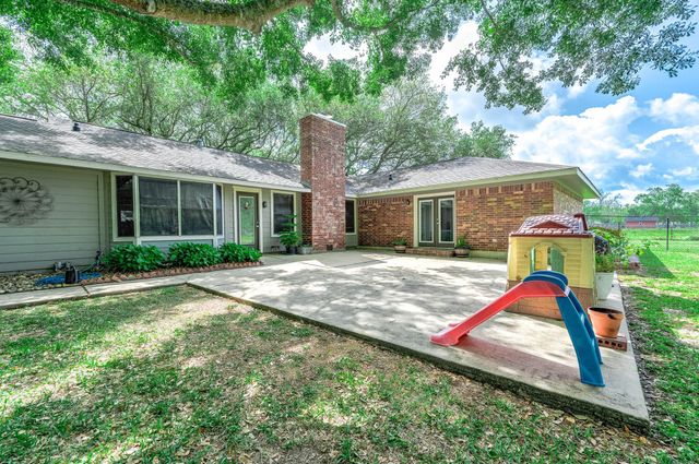 447 County Road 545, Alvin, TX 77511