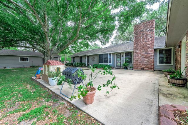 447 County Road 545, Alvin, TX 77511