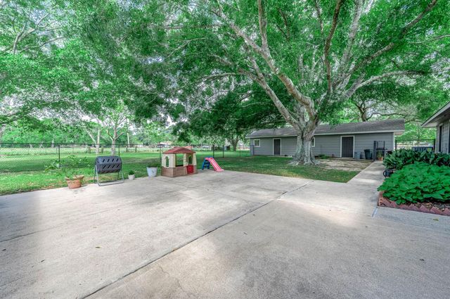 447 County Road 545, Alvin, TX 77511