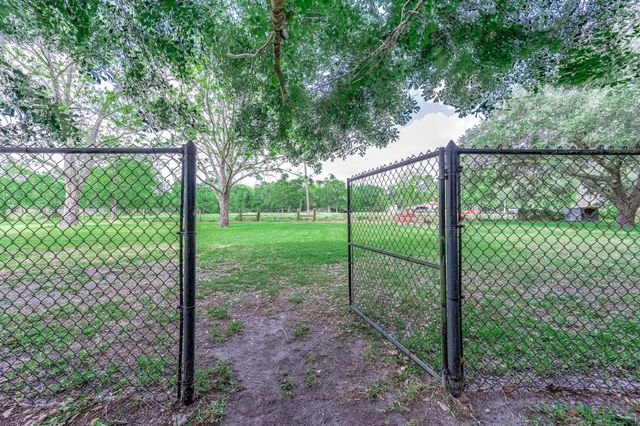 447 County Road 545, Alvin, TX 77511