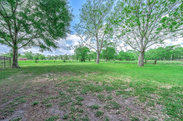 447 County Road 545, Alvin, TX 77511