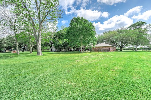 447 County Road 545, Alvin, TX 77511