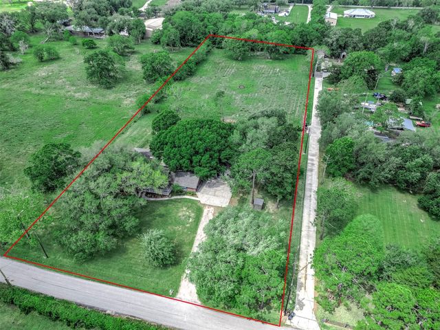 447 County Road 545, Alvin, TX 77511
