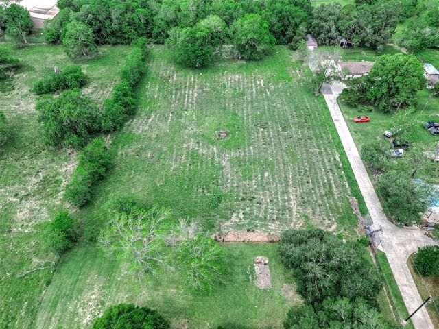 447 County Road 545, Alvin, TX 77511