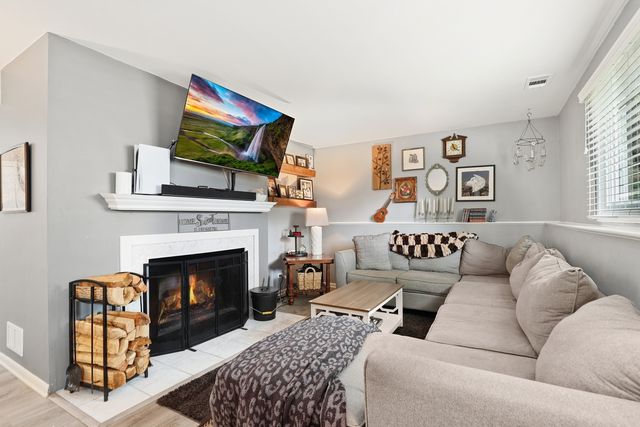 16 S Birchwood Drive, Naperville, IL 60540