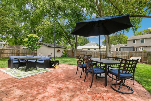 16 S Birchwood Drive, Naperville, IL 60540