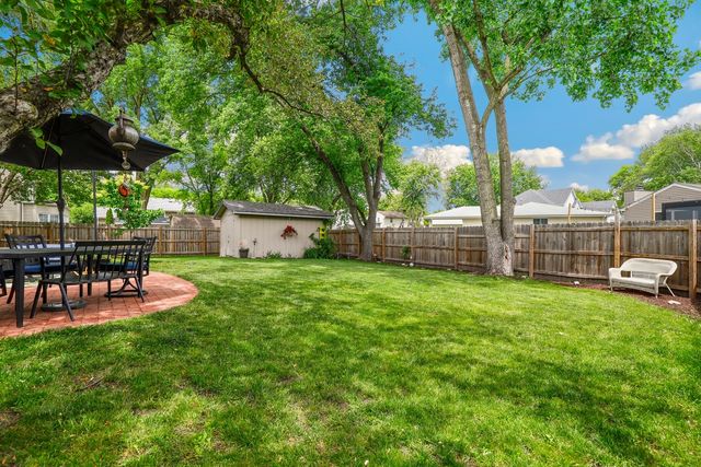 16 S Birchwood Drive, Naperville, IL 60540