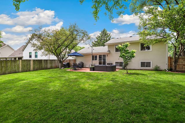 16 S Birchwood Drive, Naperville, IL 60540