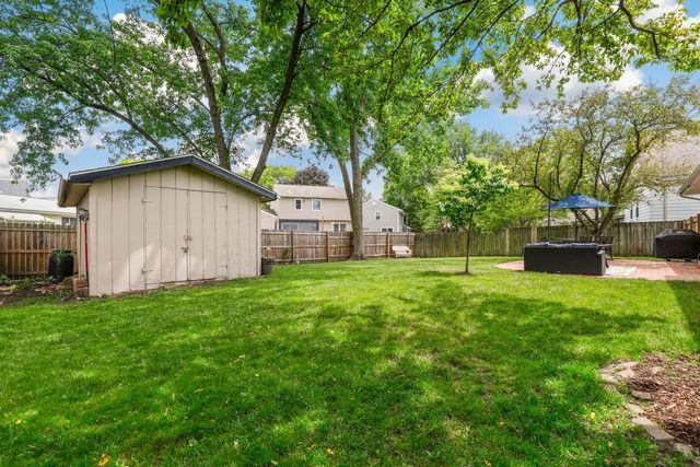 16 S Birchwood Drive, Naperville, IL 60540