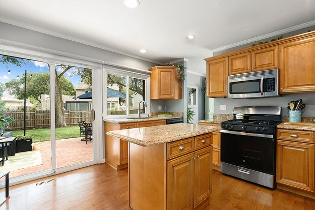 16 S Birchwood Drive, Naperville, IL 60540