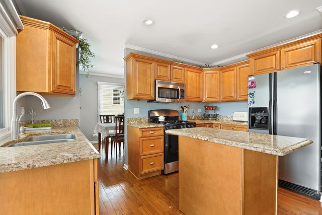16 S Birchwood Drive, Naperville, IL 60540