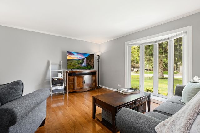 16 S Birchwood Drive, Naperville, IL 60540