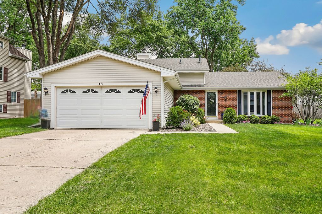 16 S Birchwood Drive, Naperville, IL 60540