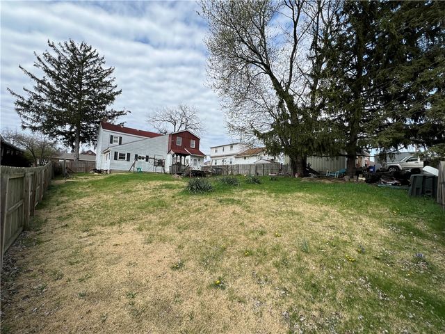 221 Clay Pike, North Huntingdon, PA 15642