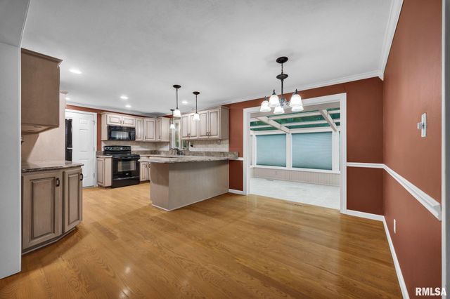 6604 PARKWOOD Drive, Peoria, IL 61614
