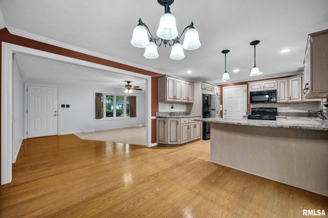 6604 PARKWOOD Drive, Peoria, IL 61614