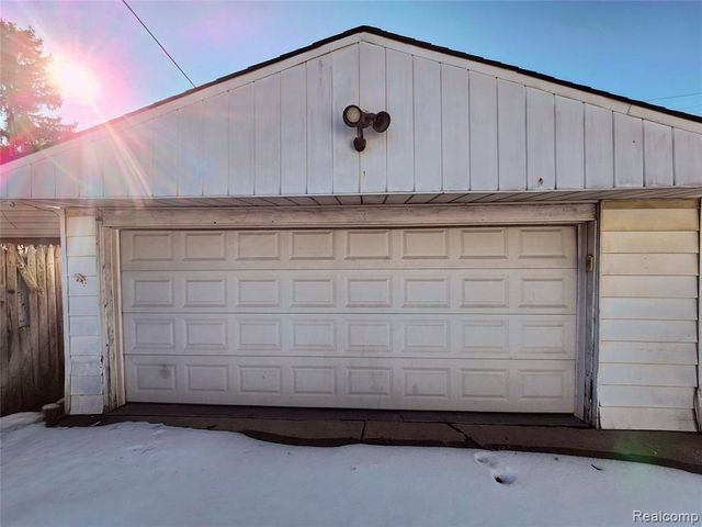 6147 Whitefield Street, Dearborn Heights, MI 48127