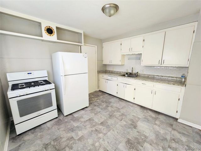 6147 Whitefield Street, Dearborn Heights, MI 48127