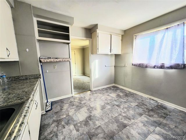 6147 Whitefield Street, Dearborn Heights, MI 48127