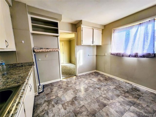 6147 Whitefield Street, Dearborn Heights, MI 48127