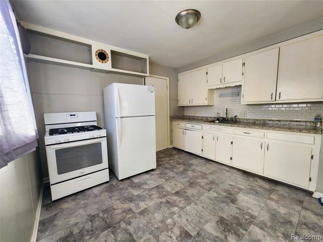 6147 Whitefield Street, Dearborn Heights, MI 48127