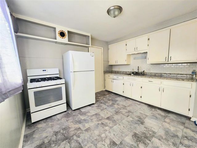 6147 Whitefield Street, Dearborn Heights, MI 48127