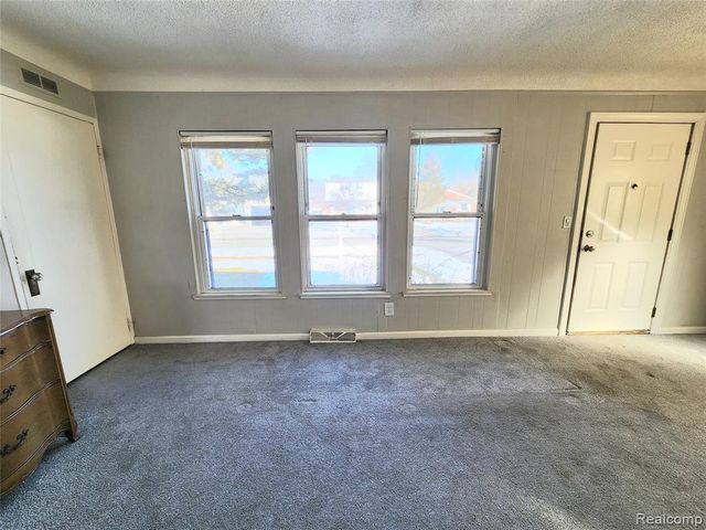 6147 Whitefield Street, Dearborn Heights, MI 48127