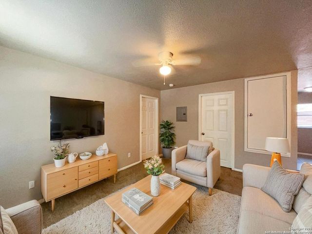 378 E Petaluma Blvd, San Antonio, TX 78221