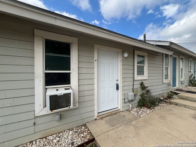 378 E Petaluma Blvd, San Antonio, TX 78221