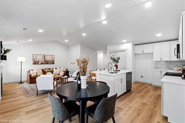 518 N Viewmont Ct, Greenacres, WA 99016