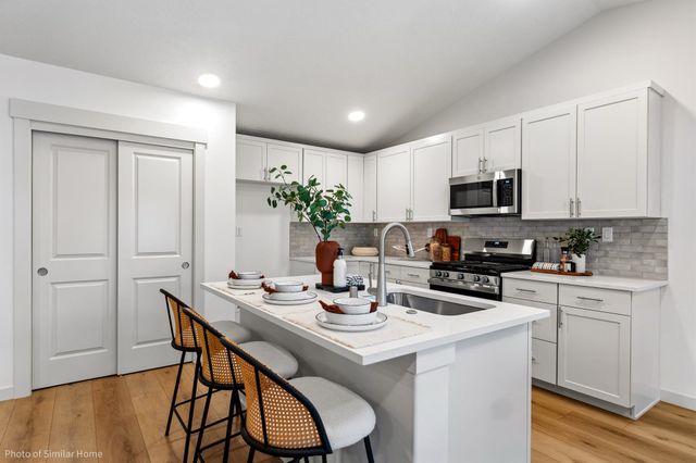 518 N Viewmont Ct, Greenacres, WA 99016