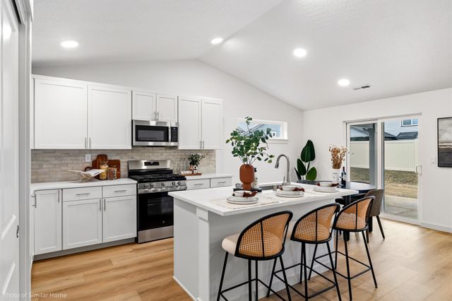 518 N Viewmont Ct, Greenacres, WA 99016