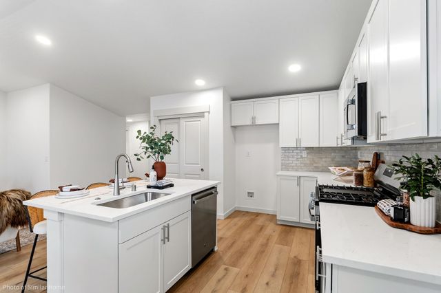 518 N Viewmont Ct, Greenacres, WA 99016