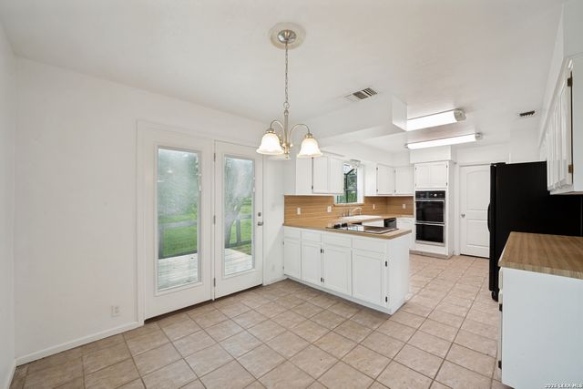 270 BRIARWOOD CIR, Bandera, TX 78003