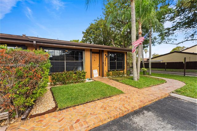 10301 Laurel Ct, Pembroke Pines, FL 33026