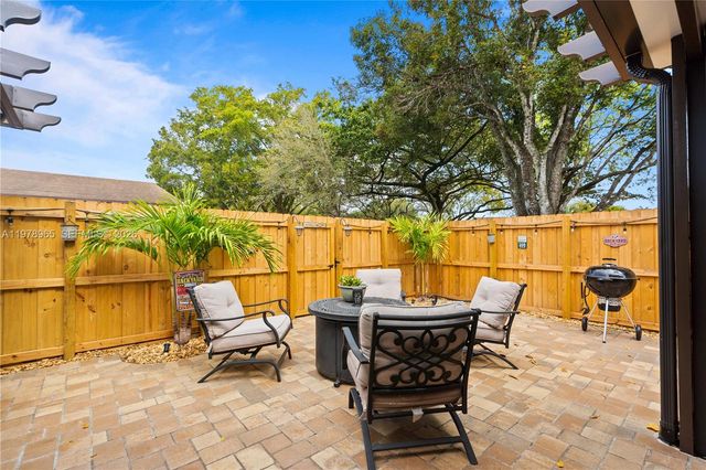 10301 Laurel Ct, Pembroke Pines, FL 33026