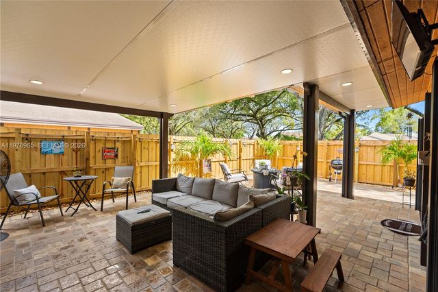 10301 Laurel Ct, Pembroke Pines, FL 33026