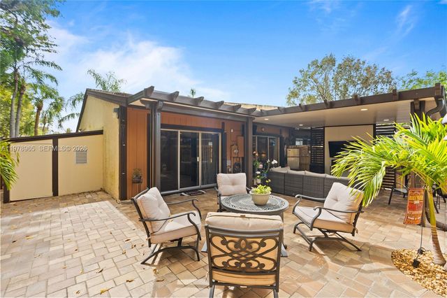 10301 Laurel Ct, Pembroke Pines, FL 33026