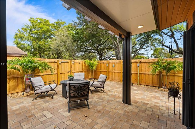 10301 Laurel Ct, Pembroke Pines, FL 33026