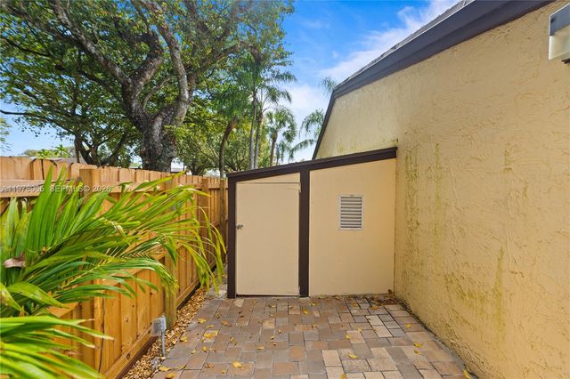 10301 Laurel Ct, Pembroke Pines, FL 33026